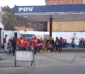 ¡Con bastones en mano! Así marchan los milicianos en Baruta (video)