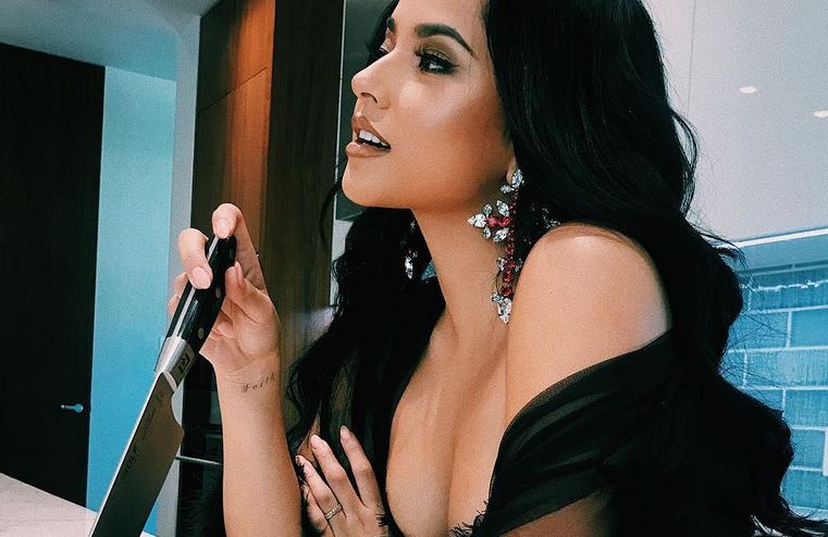 ¡Mamacita! Becky G casi nos enseña sus rosaditas “cerezas” en un mágico semi-topless (FOTOS)