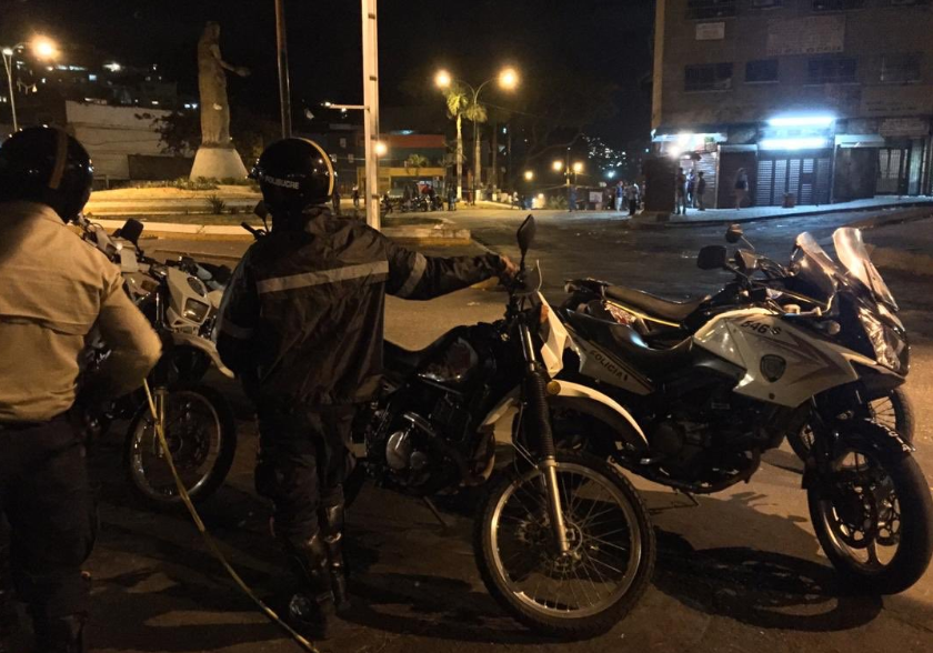 PoliSucre dispara en manifestaciones de barrios de Petare #23Ene (Videos)