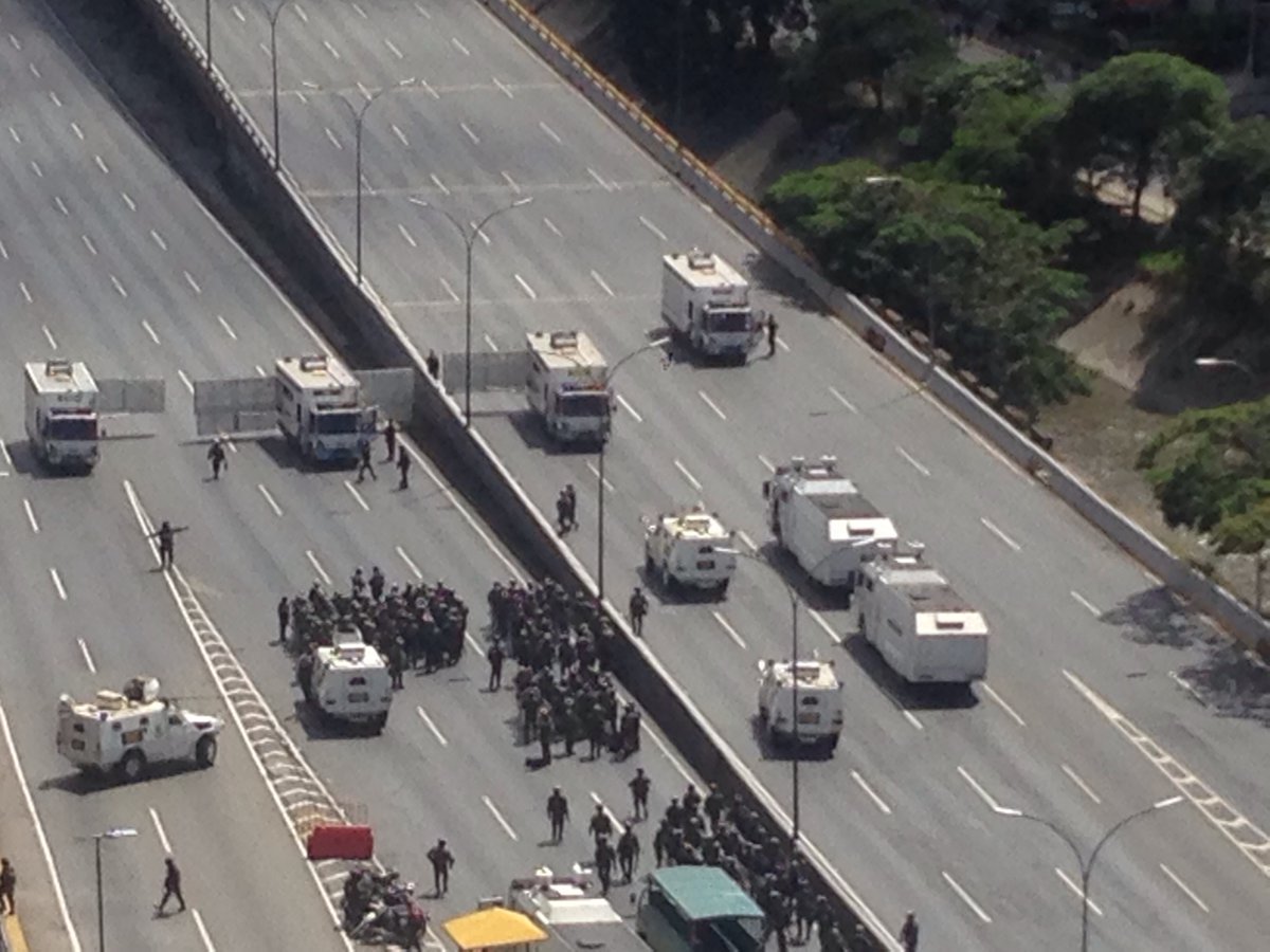 La fauna represora de la GNB lista para atacar en la autopista a la altura de El Recreo #23Ene (FOTOS)