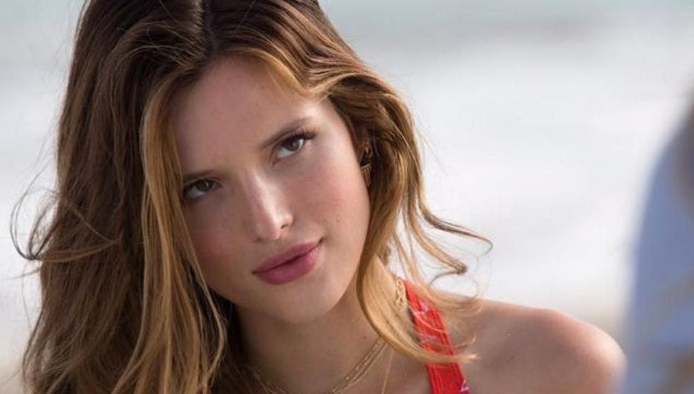 ¿Fue un accidente? A Bella Thorne se le “asomaron” las lolas por NO usar sostén (CAPTURA)