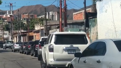 Valencianos inician el año haciendo largas colas para comprar baterías de carros (video)