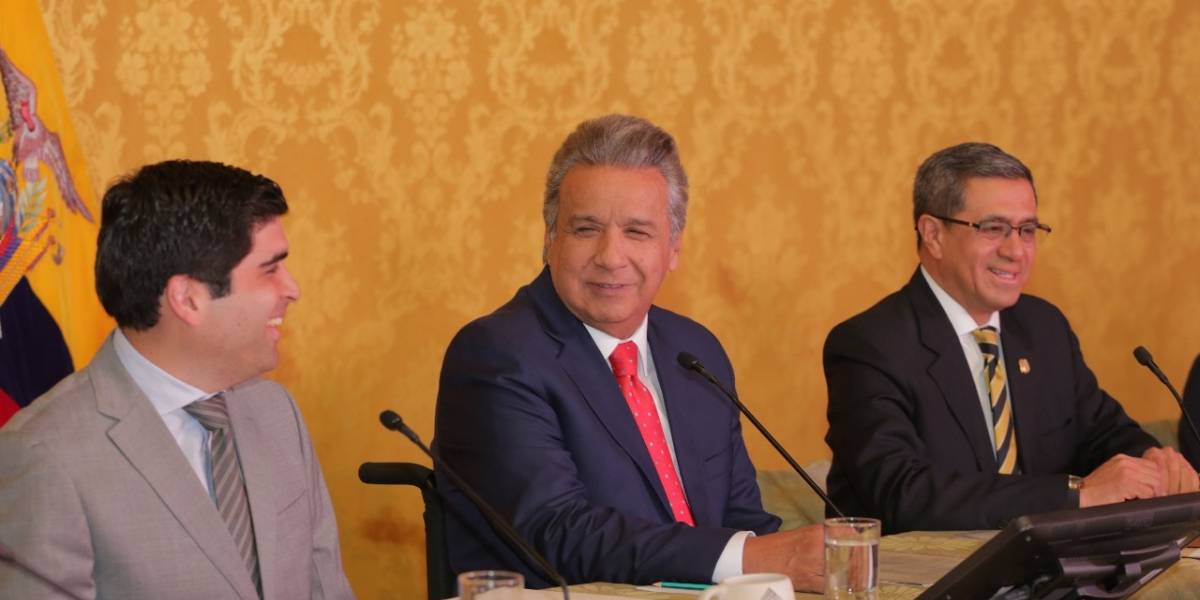 Presidente de Ecuador envía a su vicepresidente a Colombia tras el atentado