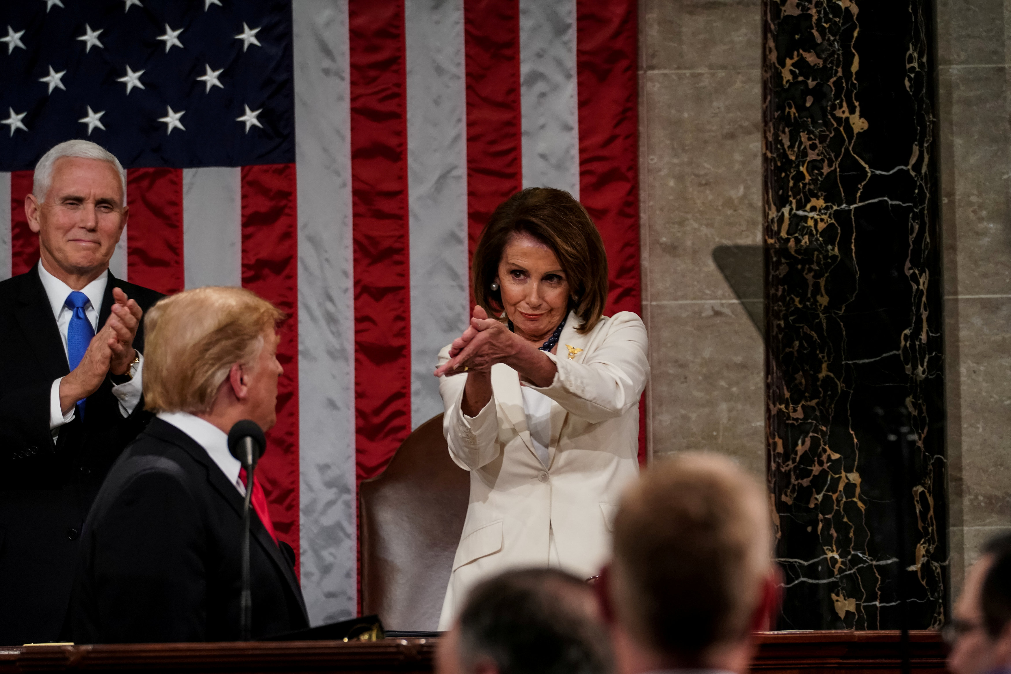 Trump y Pelosi intercambian insultos a pocos días del juicio político (VIDEO)