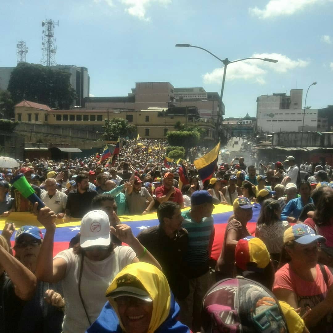 Vecinos de Los Teques abarrotaron las calles en apoyo a la transición #2Feb (Fotos y Video)