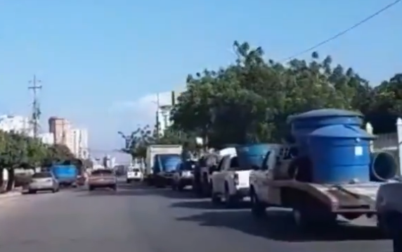 Largas colas para surtir… AGUA en la planta de Hidrolago en el Zulia #10Feb (video)