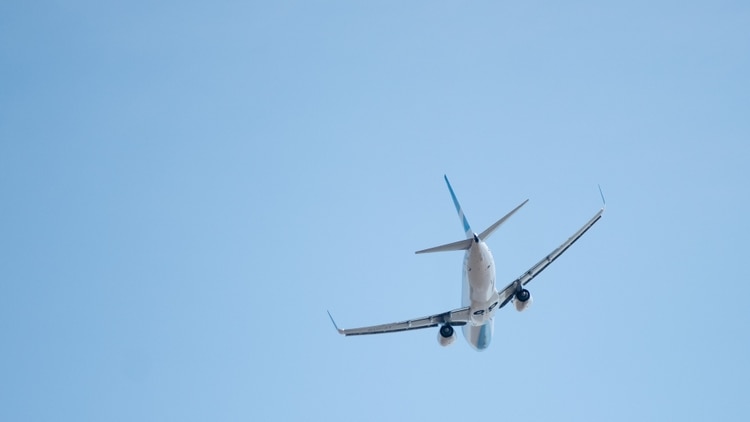 Cómo está el espacio aéreo venezolano tras el violento rechazo de la ayuda humanitaria