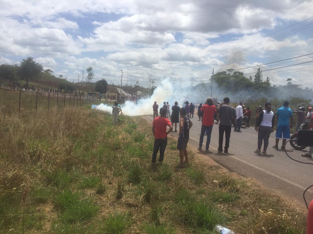 Grupo de chavistas intenta impedir el paso de manifestantes en Escamoto (Video)