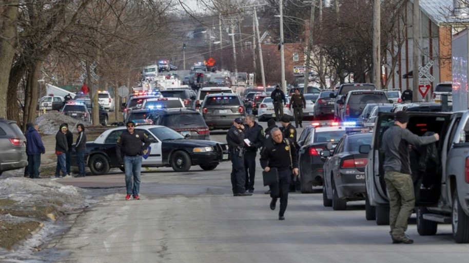 Seis muertos deja el tiroteo en una fábrica en las afueras de Chicago (Fotos)