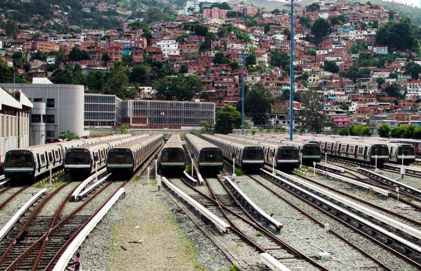 Solo en revolución: Usuarios del Metro caminaron por los rieles hasta Las Adjuntas (Videos)