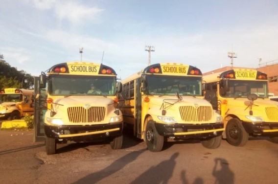 ¿Recuerdan los buses “colegiales” del régimen? Ahí trasladaron a colectivos y reos para atacar a los pemones (VIDEO)