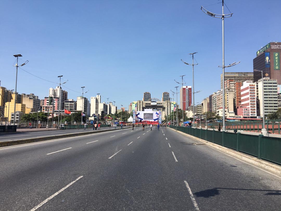 12 pm: Vista aérea de la avenida Bolívar este #2Feb …te lo tengo (fotos y video)