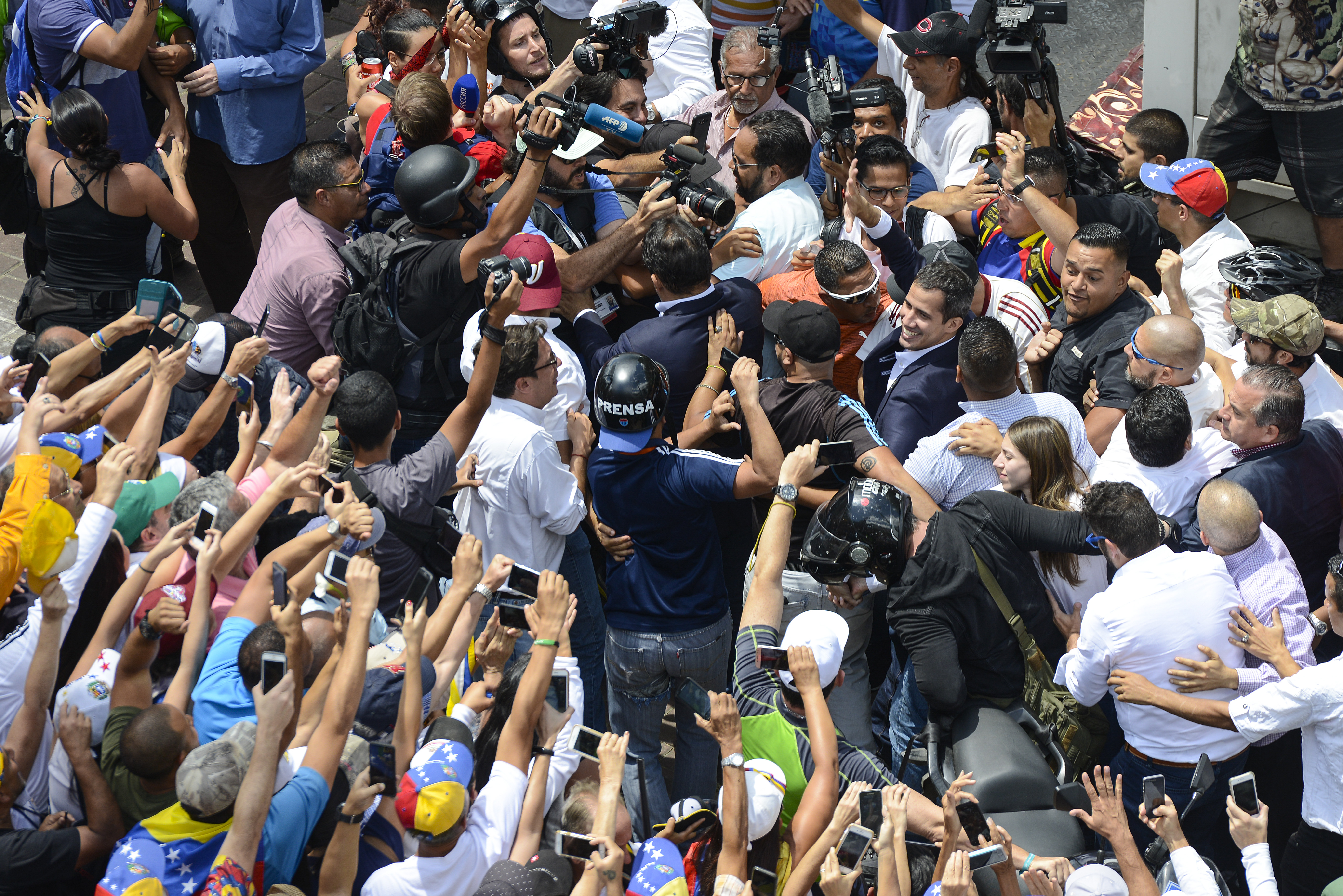 Las mejores fotos de Juan Guaidó a su llegada desafiante al aeropuerto de Maiquetía