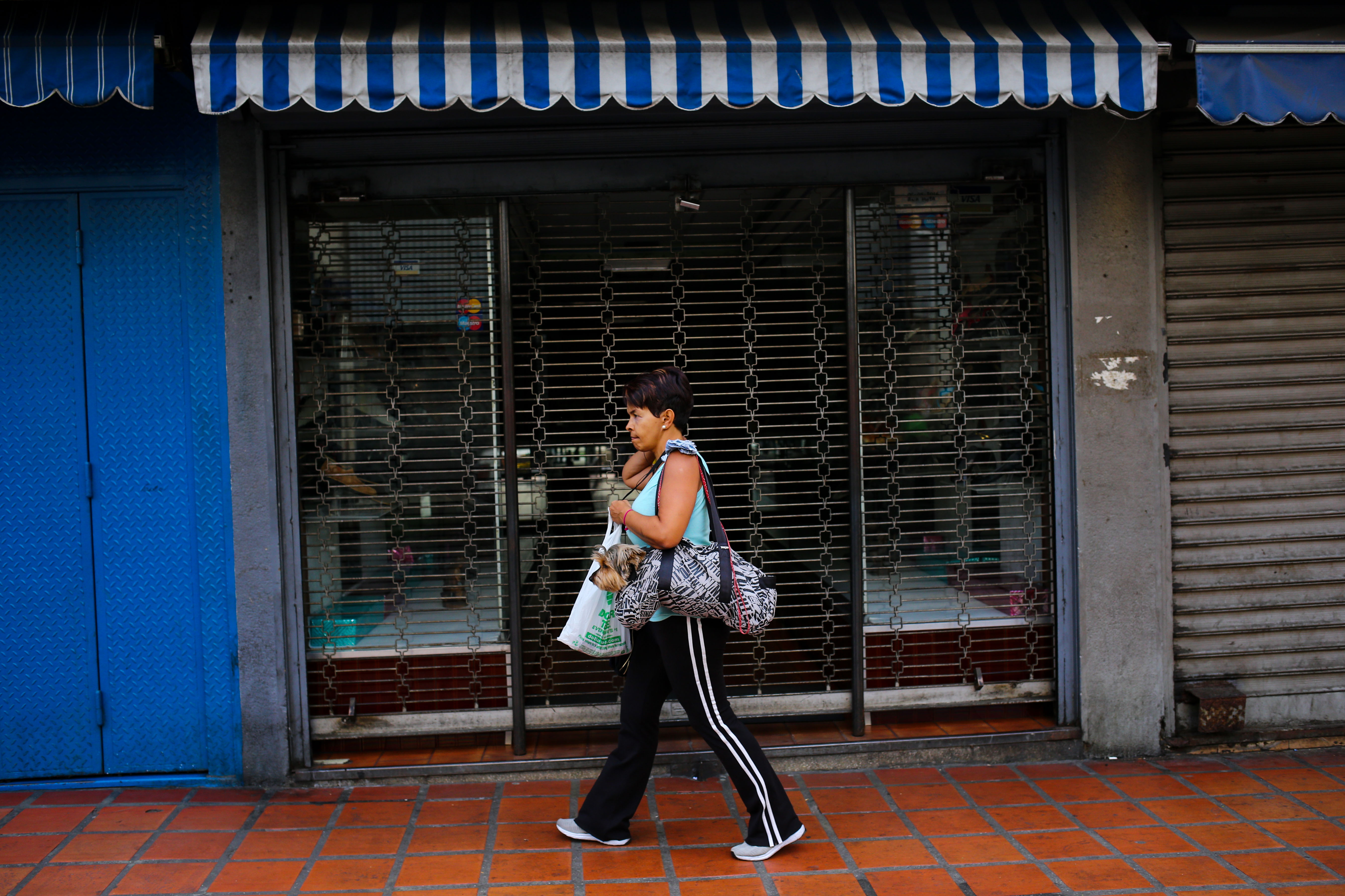 Comercios caraqueños refuerzan la bioseguridad ante la variante ómicron