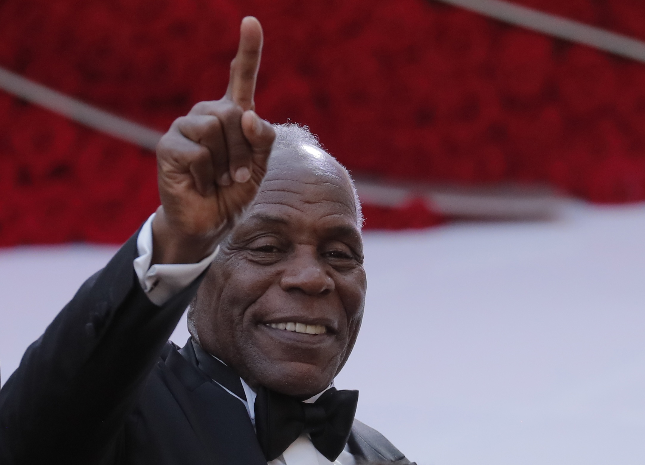 Viendo las costuras… Danny Glover ahora defiende “lo maravilloso” del chavismo en el pasado