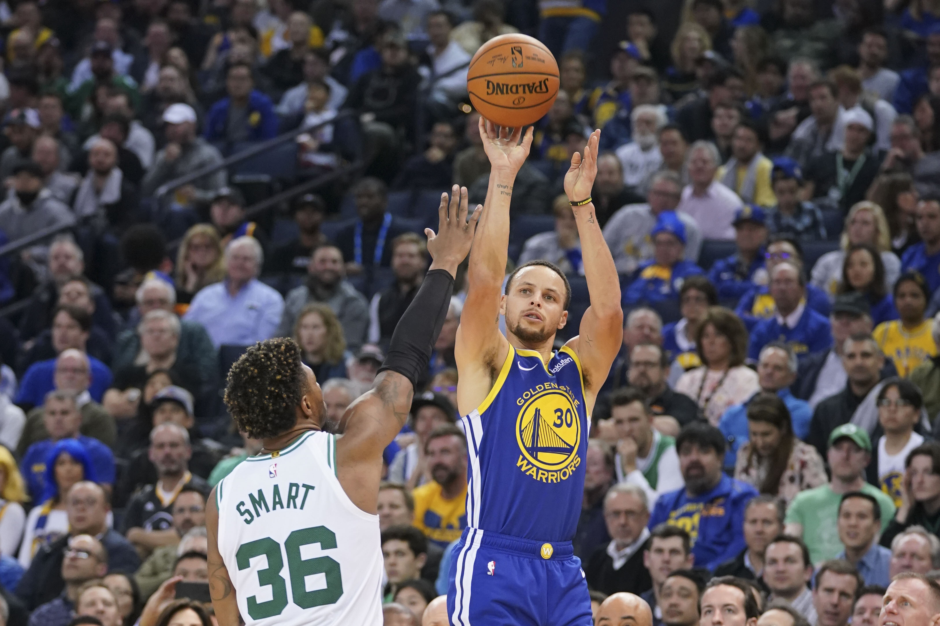 EN VIDEO: El punto imposible de Stephen Curry que tiene al mundo con las manos en la cabeza