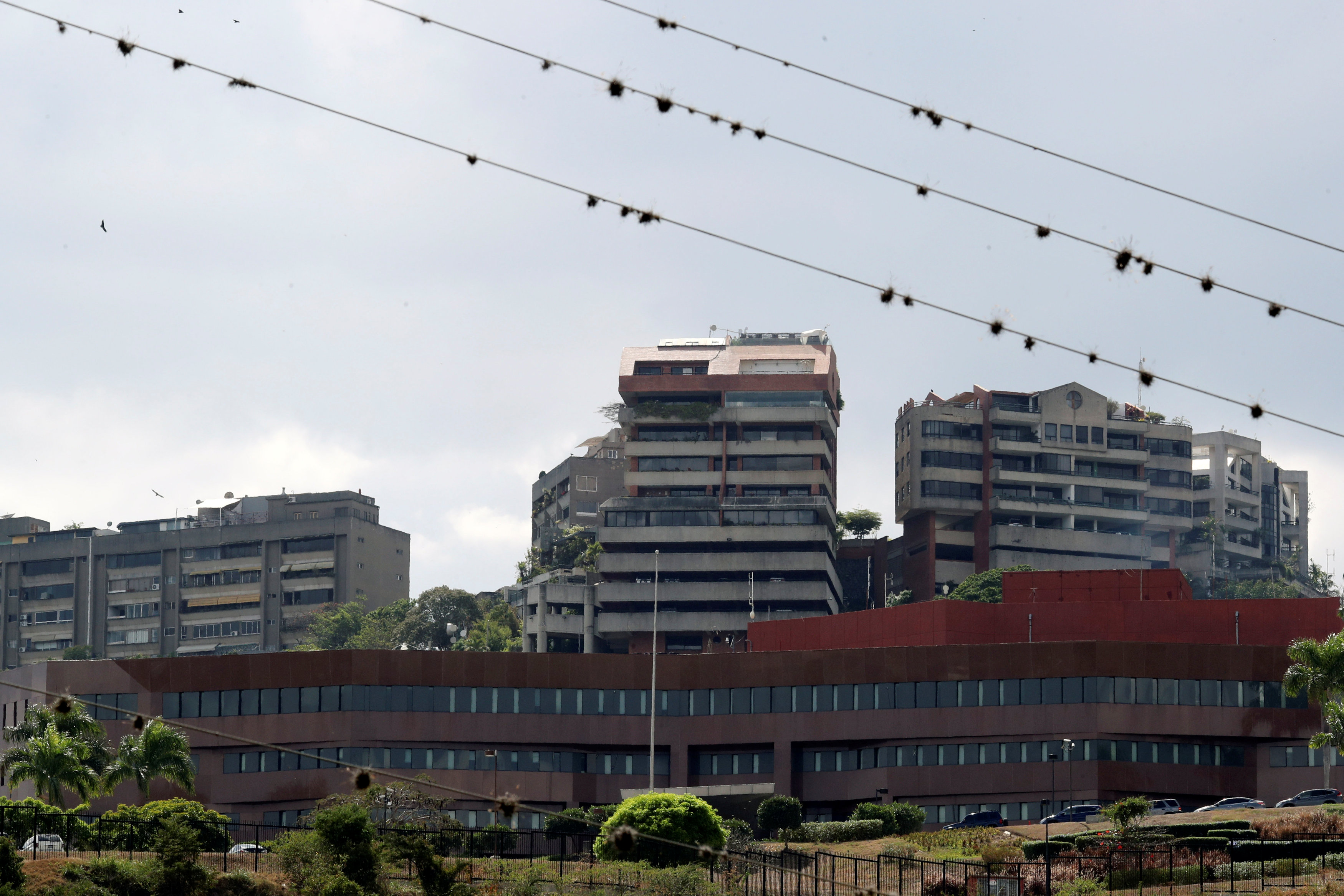 La bandera de Estados Unidos ya no ondea en el edificio de la embajada en Caracas (fotos y video)