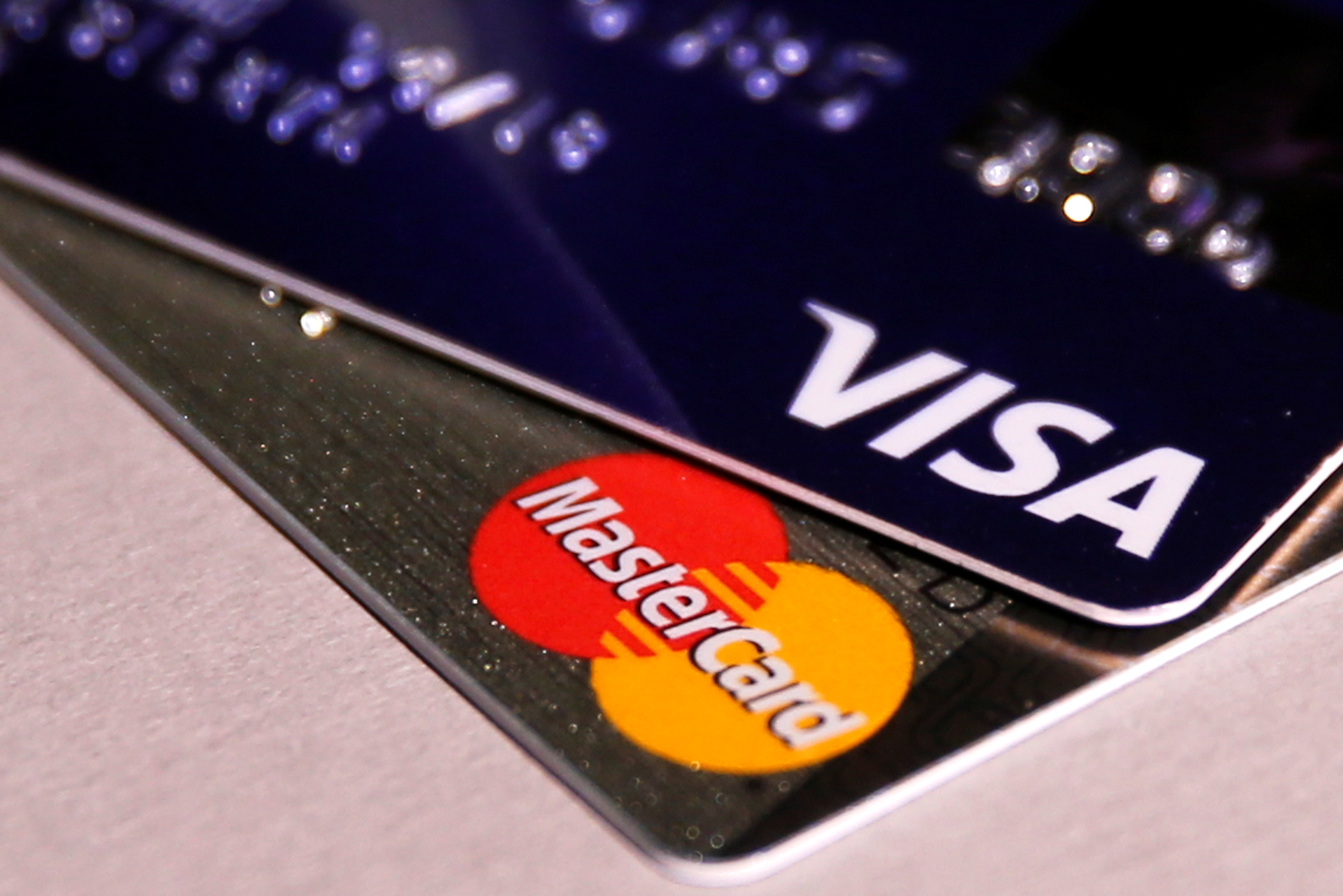 Visa y Mastercard suspenden operaciones en Rusia