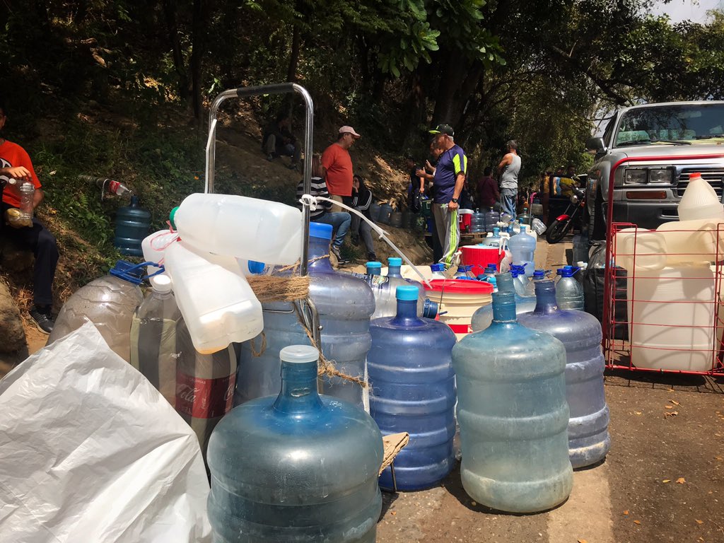 Caraqueños hacen largas cola en la Cota Mil para recoger el agua que baja de El Ávila