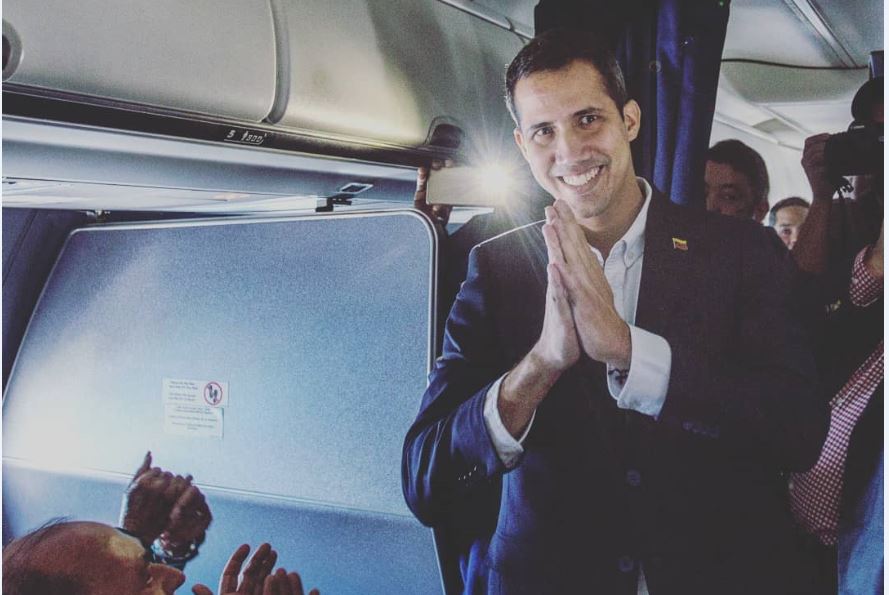 A falta de honores de la FAN: Así acompañaban a Guaidó en el avión, a su retorno a Venezuela (Video+coleado)