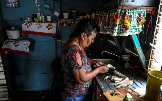 Una mujer cocina en el Estado de Zulia, en Venezuela. J. BARRETO AFP