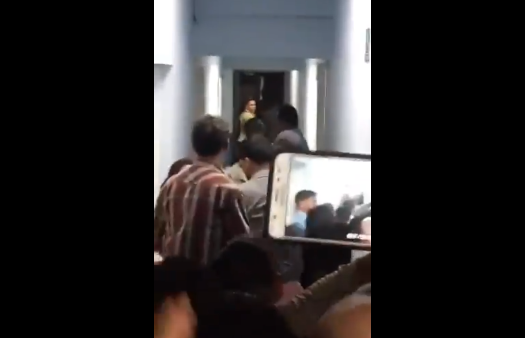 Colectivos agreden a dirigente estudiantil de la UC frente a comisionados de la ONU (Video)