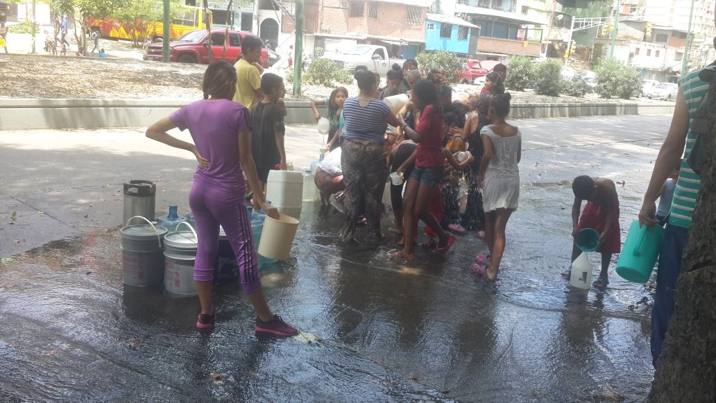 En El Valle recogen agua de una tubería rota tras tres días sin electricidad (fotos)