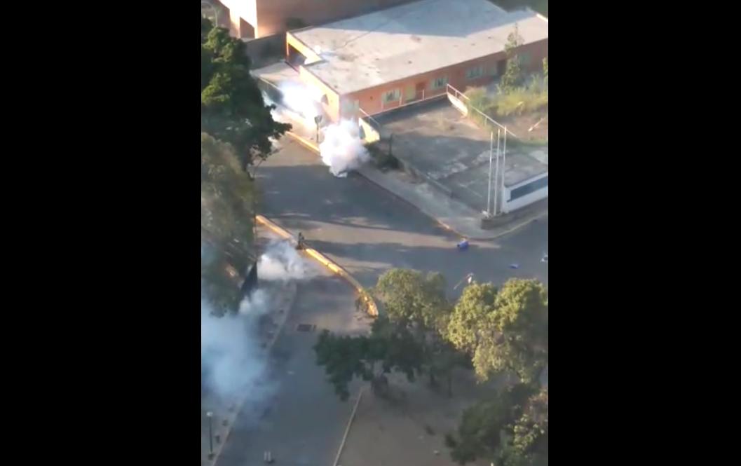 Con bombas lacrimógenas reprimieron intento de saqueo en supermercado de Prados del Este (VIDEO)