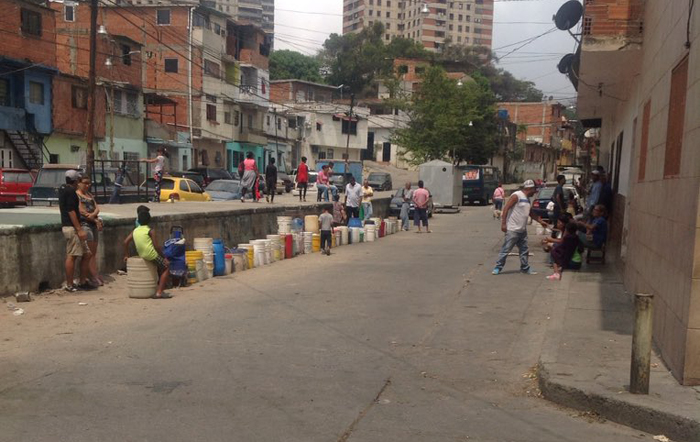 En los Magallanes de Catia, vecinos claman por una gota de agua #30Mar