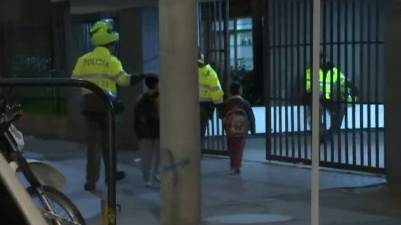 Abandonó a sus hijos en el colegio para ir de viaje (video)