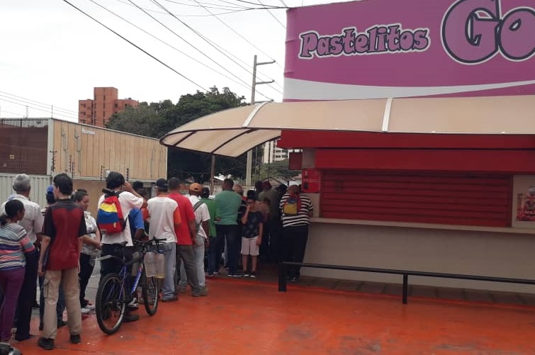 Comerciantes marabinos cocinan para evitar que se pierda la comida