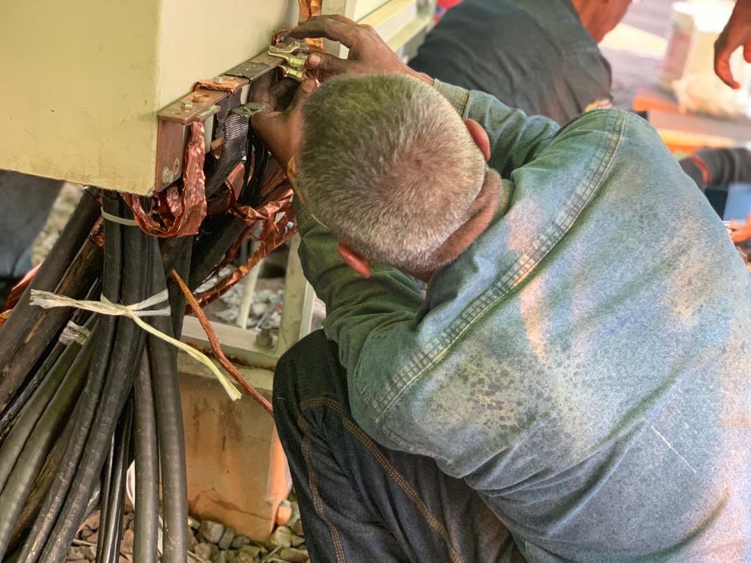 Delcy Eloína publica con orgullo FOTOS del personal de Corpoelec trabajando con las uñas