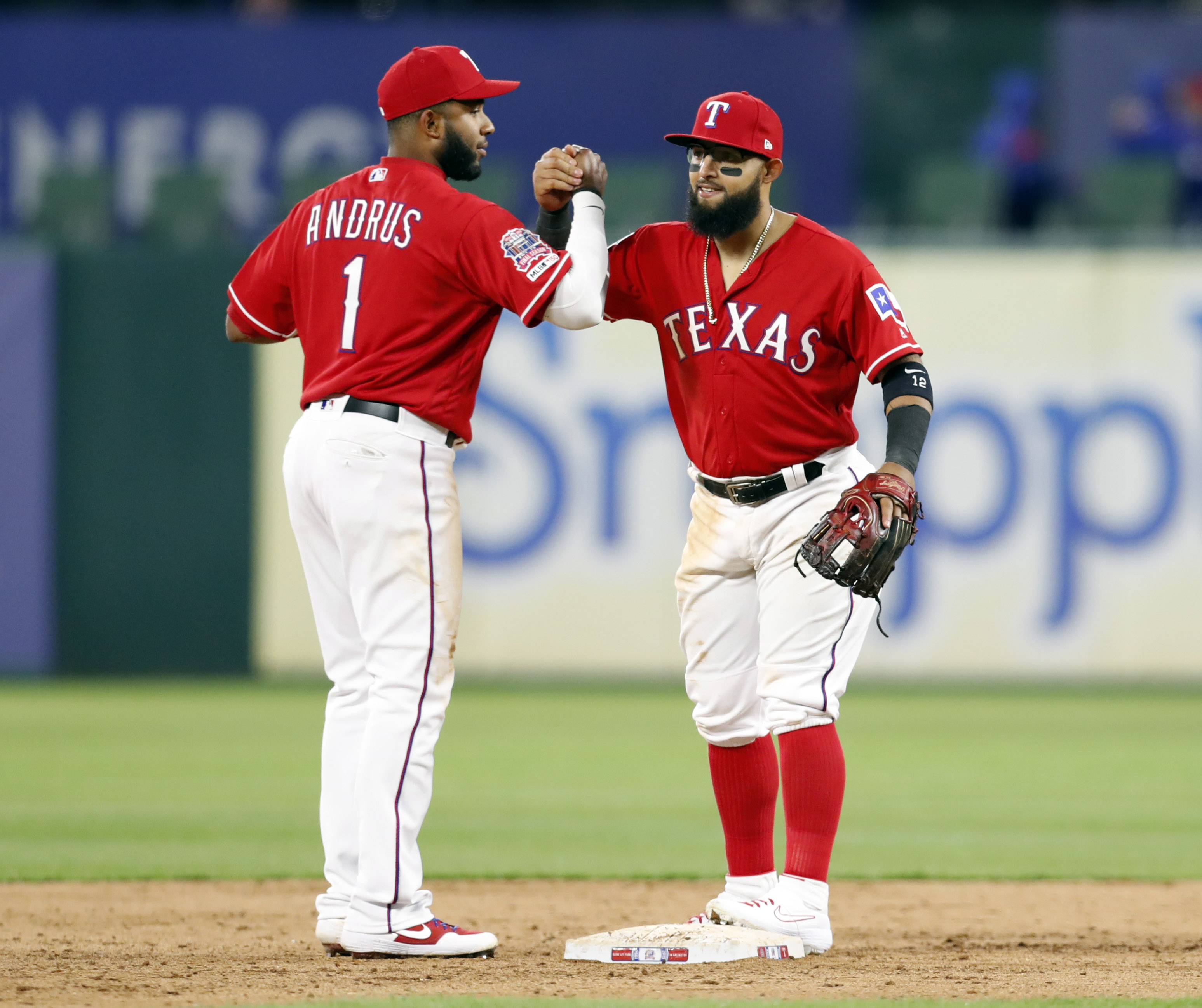 EN VIDEO: La jugada de “comiquita” entre Elvis Andrus y Rougned Odor que te hará morir de la risa