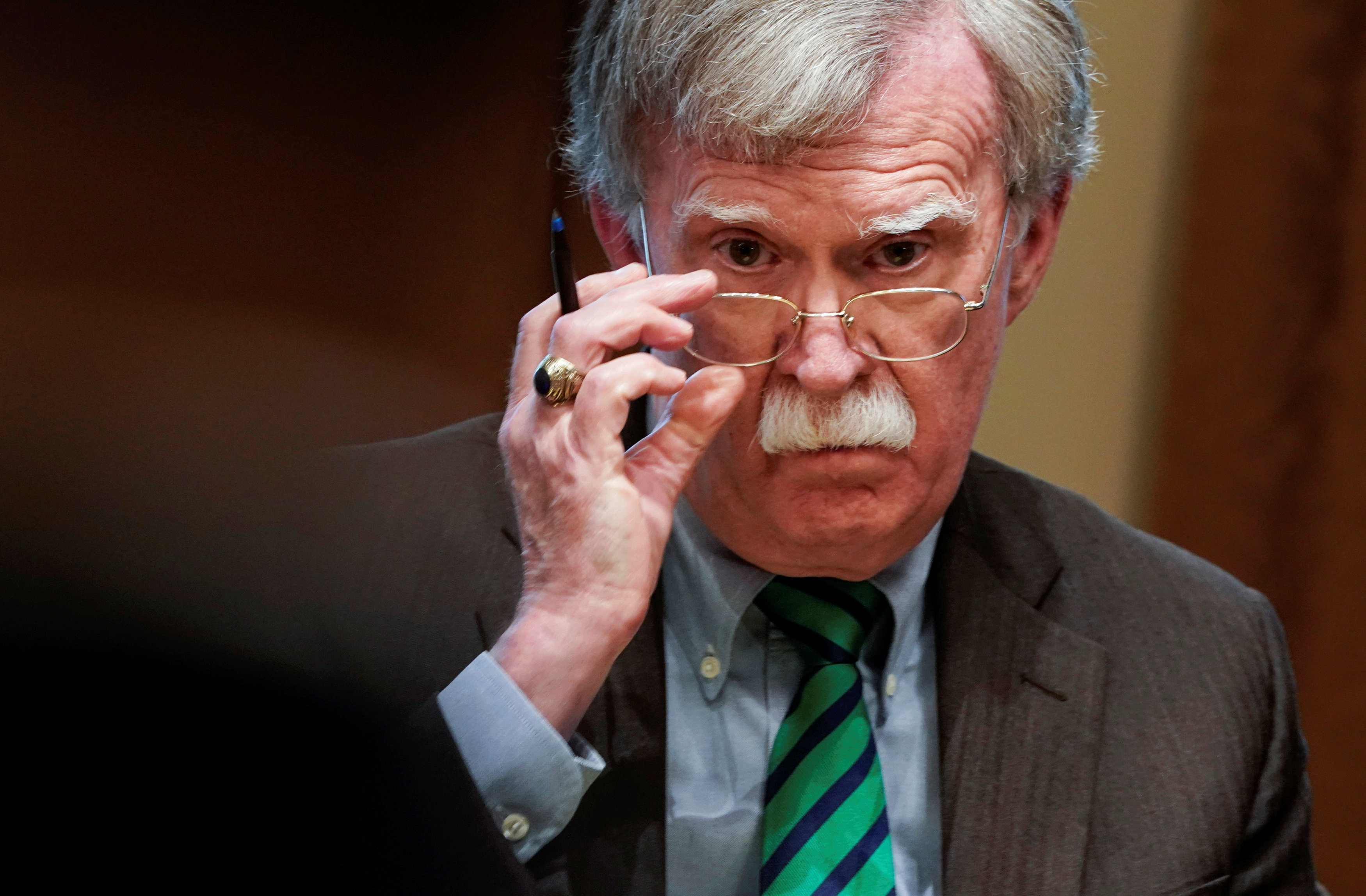 Bolton: Maduro, en lugar de buscar alimentos y medicinas, compra armas para colectivos