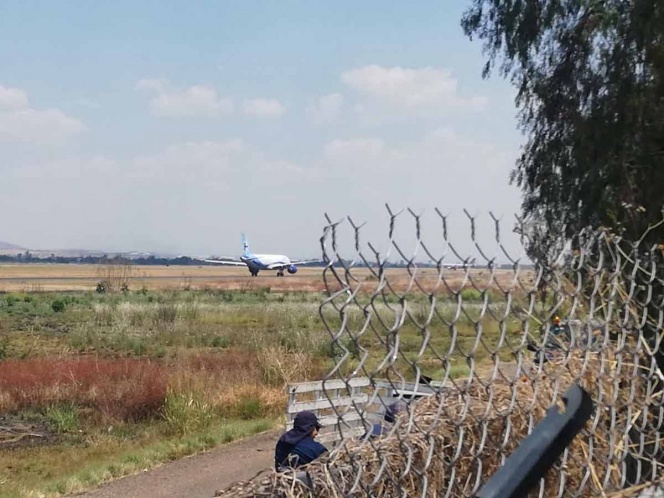 Comando armado roba un millón de dólares en tres minutos en pista de aeropuerto de México