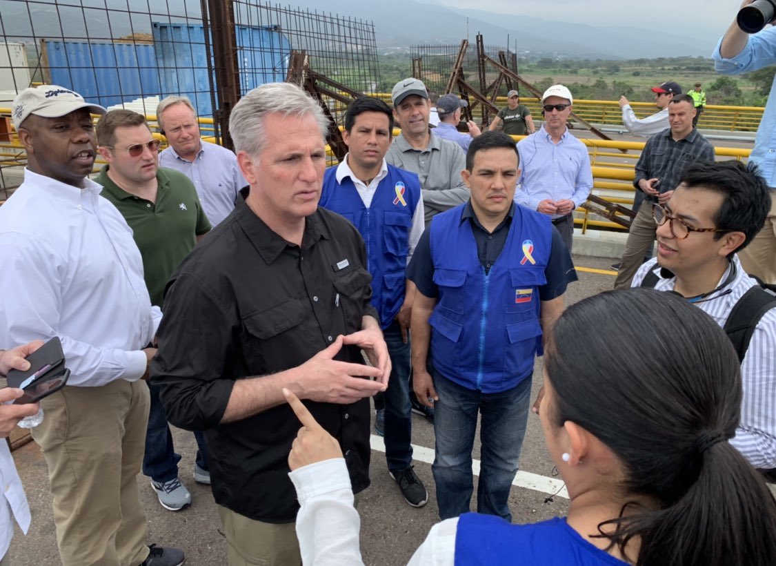 LA FOTO: Momento en el que congresistas de EEUU pisaron suelo venezolano