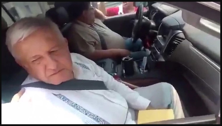 Méxicanos inconformes paran caravana de López Obrador y le dicen sus verdades (VIDEO)