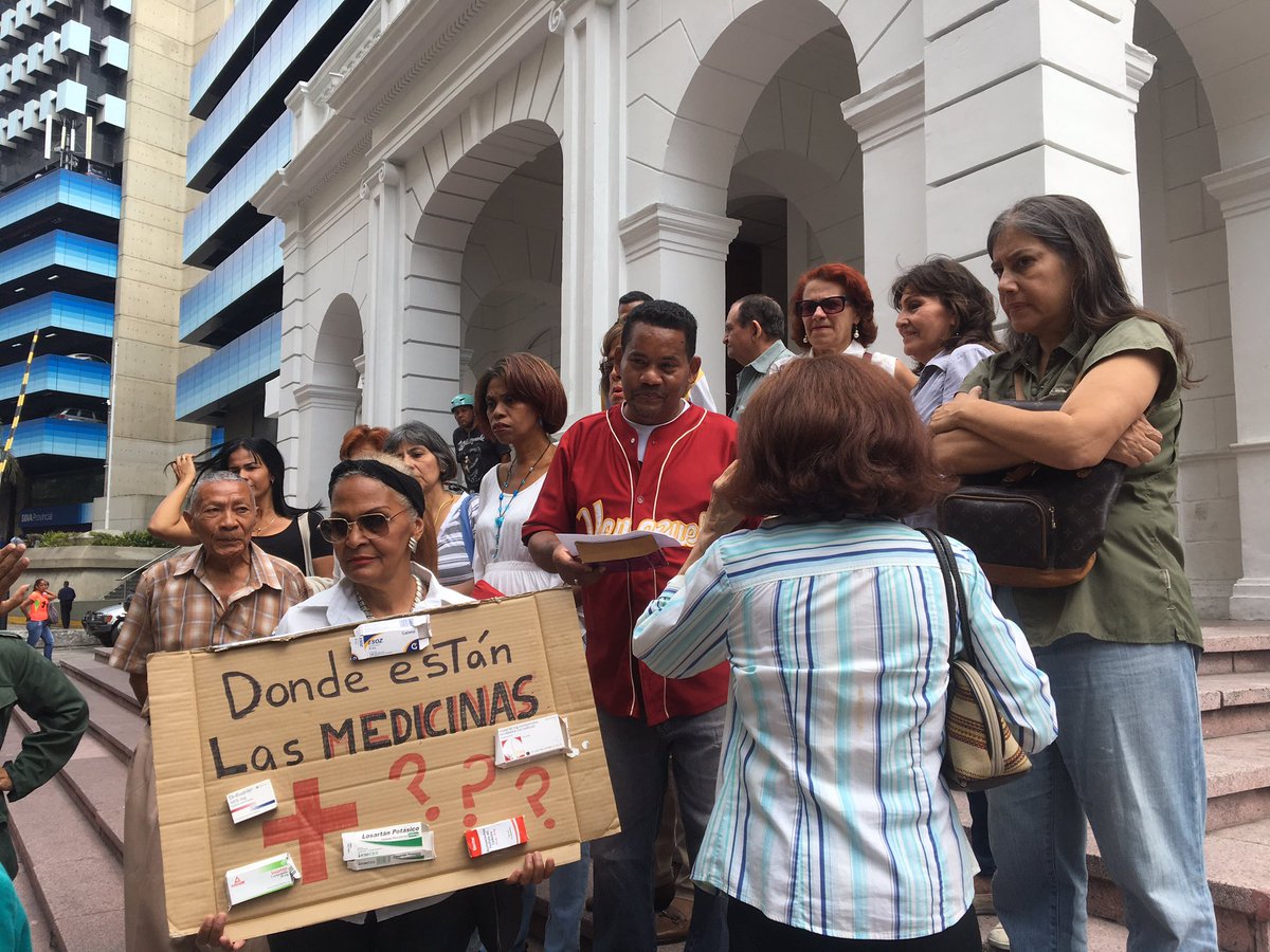 FOTOS: Protestan en sede de la Cruz Roja Venezolana para exigir control en distribución de la ayuda humanitaria #22Abr