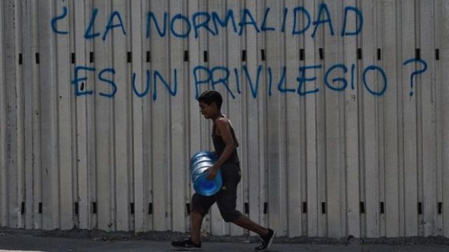 La escena de personas cargando bidones de agua por las calles de las ciudades de Venezuela se ha hecho cotidiana. FOTO BBC