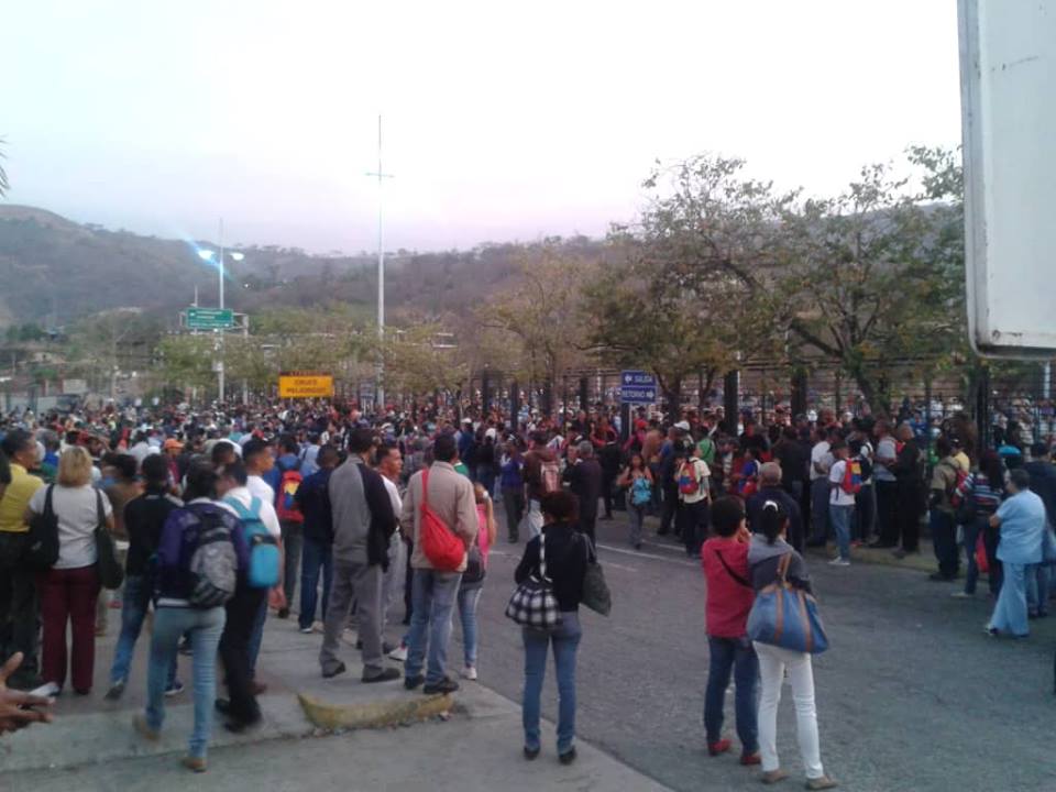 Ahora también sin transporte: Los caraqueños esperan horas en las paradas para poder asistir a sus trabajos #1Abr (FOTOS)