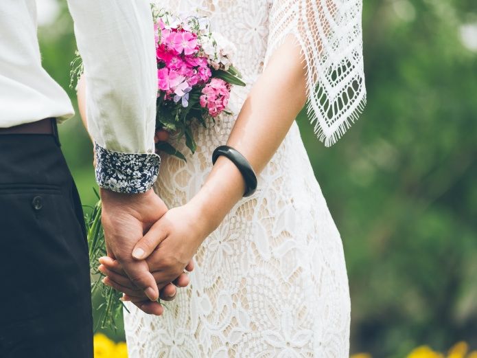 ¡Emotivo! Novio se hizo viral al romper en llanto cuando su novia caminaba hacia el altar (VIDEO)