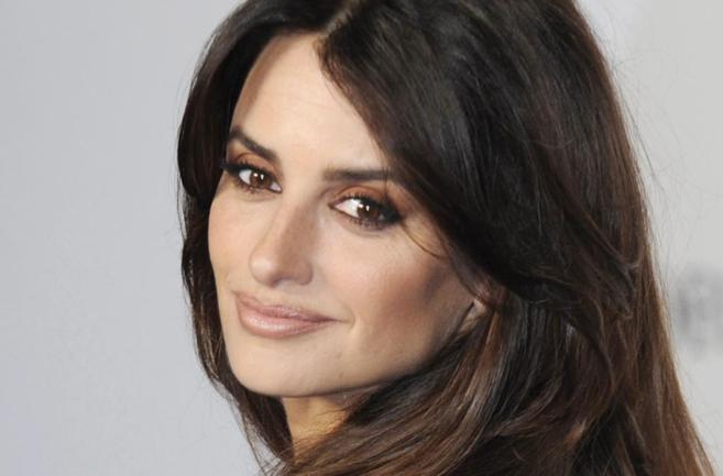 ¡Paparazzi cachondo! Captan a Penélope Cruz bañándose desnuda en una playa (FOTO)