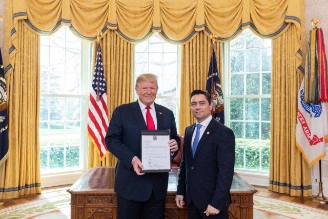 Carlos Vecchio y Donald Trump en la Casa Blanca.