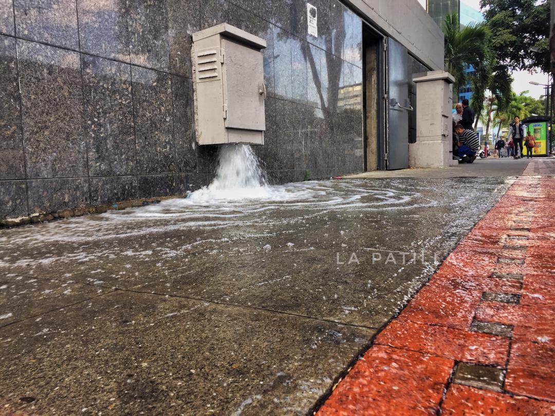 ¿Aló Hidrocapital? Así se bota el agua por las precarias condiciones de tuberías en Los Palos Grandes (VIDEO)