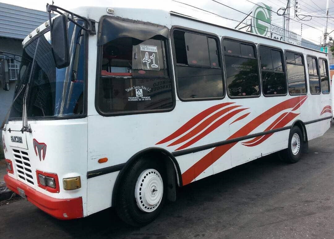 Chofer de autobús murió al ser aplastado mientras arreglaba un caucho en Bella Vista