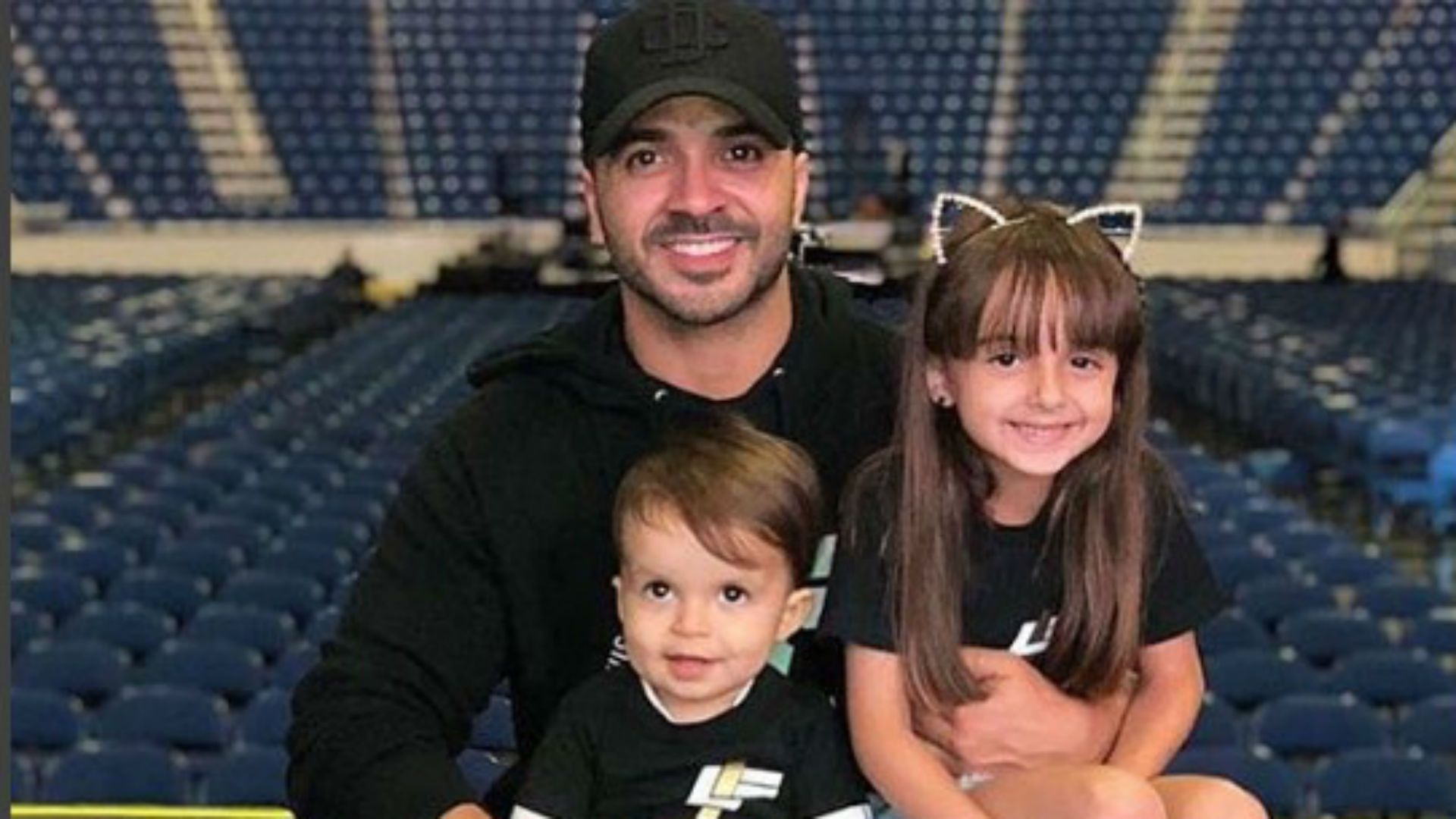 Luis Fonsi dejó en la calle a una fanática que se metió con sus hijos