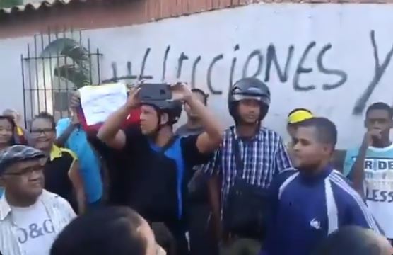 EN VIDEO: A Cabeza e’ mango lo bajaron de esa nube y lo corrieron de Petare a punta de gritos 