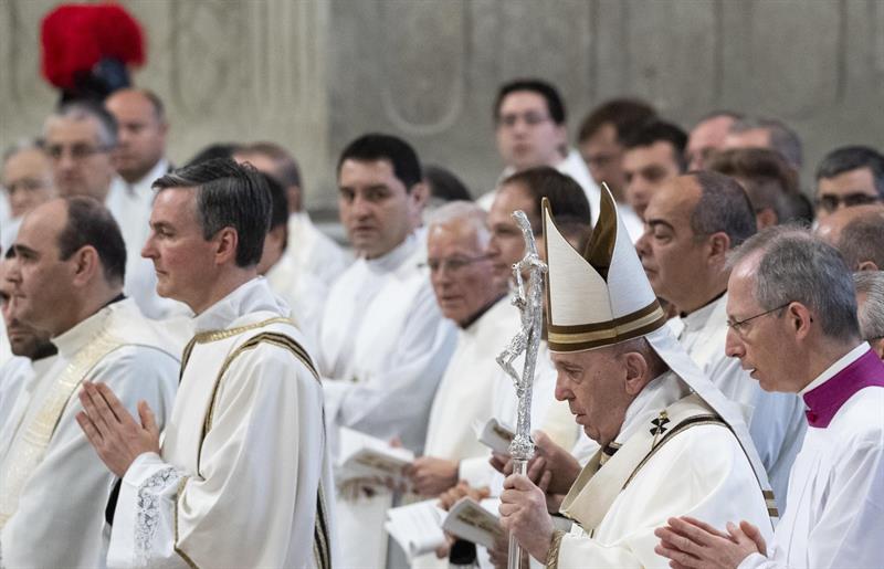 El Papa insta a sacerdotes a ensuciarse con heridas y angustias de la gente