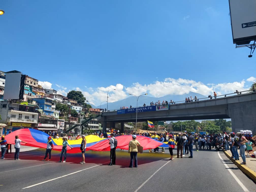 Con una bandera gigante, caraqueños comienzan a concentrarse en Santa Fe (fotos)