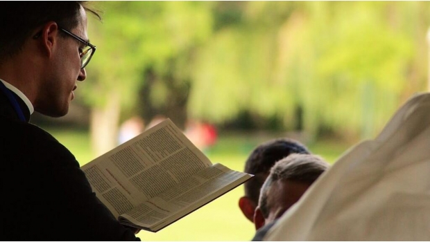 En video: El embustero pastor que besa con pasión a mujeres para “sacarles el demonio”